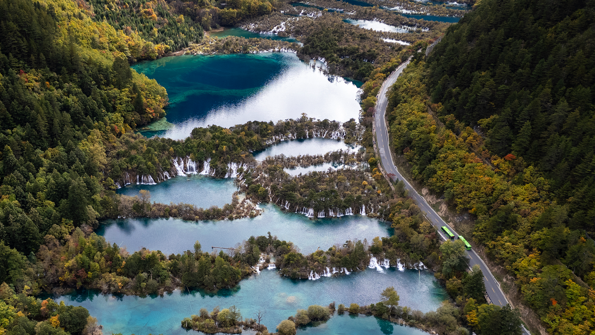 Live: Shuzheng Valley's lakes turn turquoise, emerald and deep blue