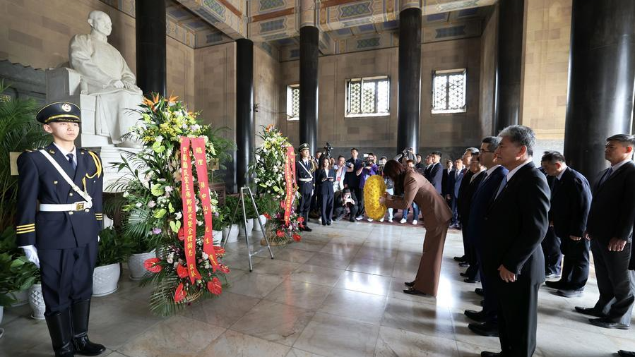 Cheng Li-wun, chairwoman of the Chinese Kuomintang (KMT) party, leads a KMT delegation to pay homage at the Sun Yat-sen Mausoleum in Nanjing, Jiangsu Province, China, April 8, 2026. /Xinhua