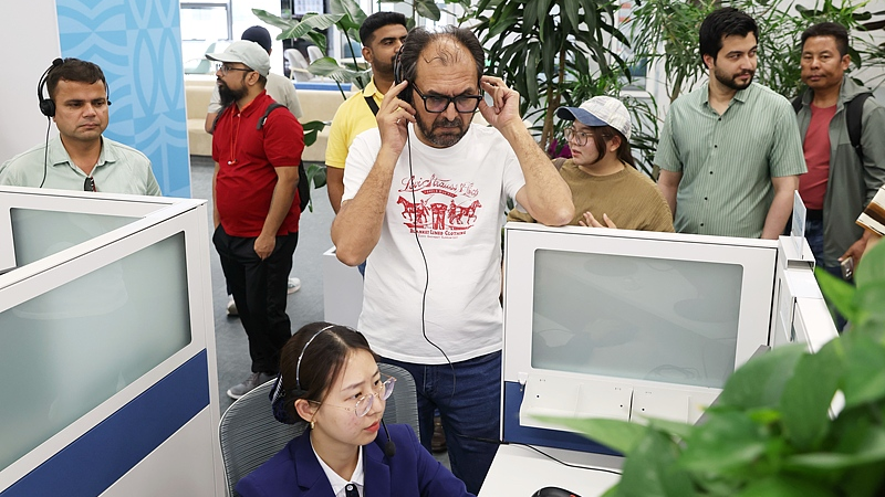 International guests visit the Beijing Citizen Hotline Service Center to learn about the city's 
