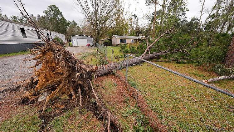 4 dead, 670,000 without power after Hurricane Isaias hits Florida