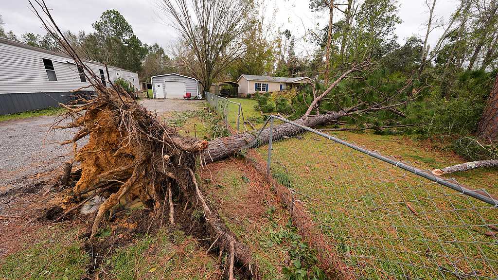 4 dead, 670,000 without power after Hurricane Isaias hits Florida