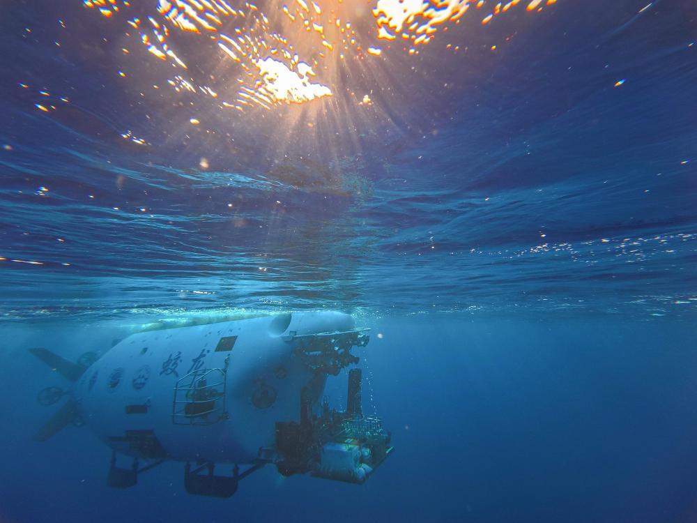China's manned deep-sea submersible Jiaolong prepares to dive after safety inspection in the western Pacific Ocean, October 10, 2026. /CMG