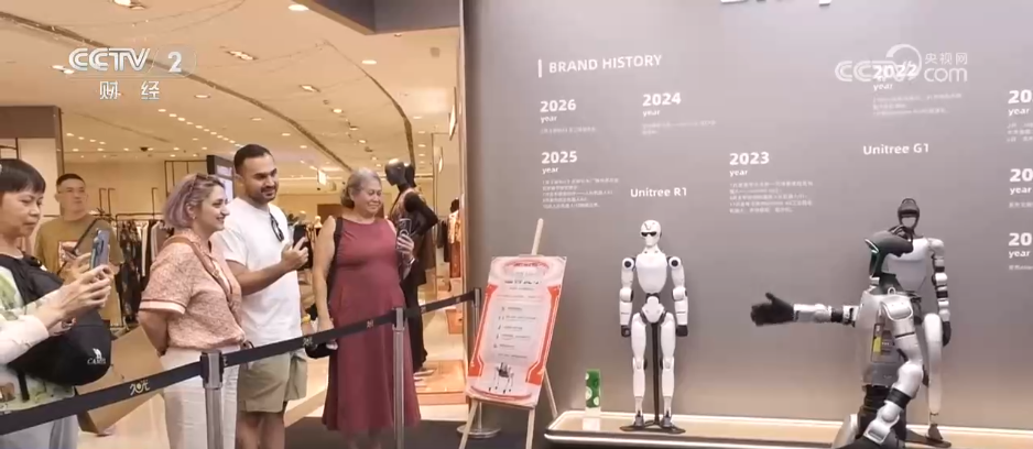Visitors watch a robot demonstration, Shanghai, China. /China Media Group