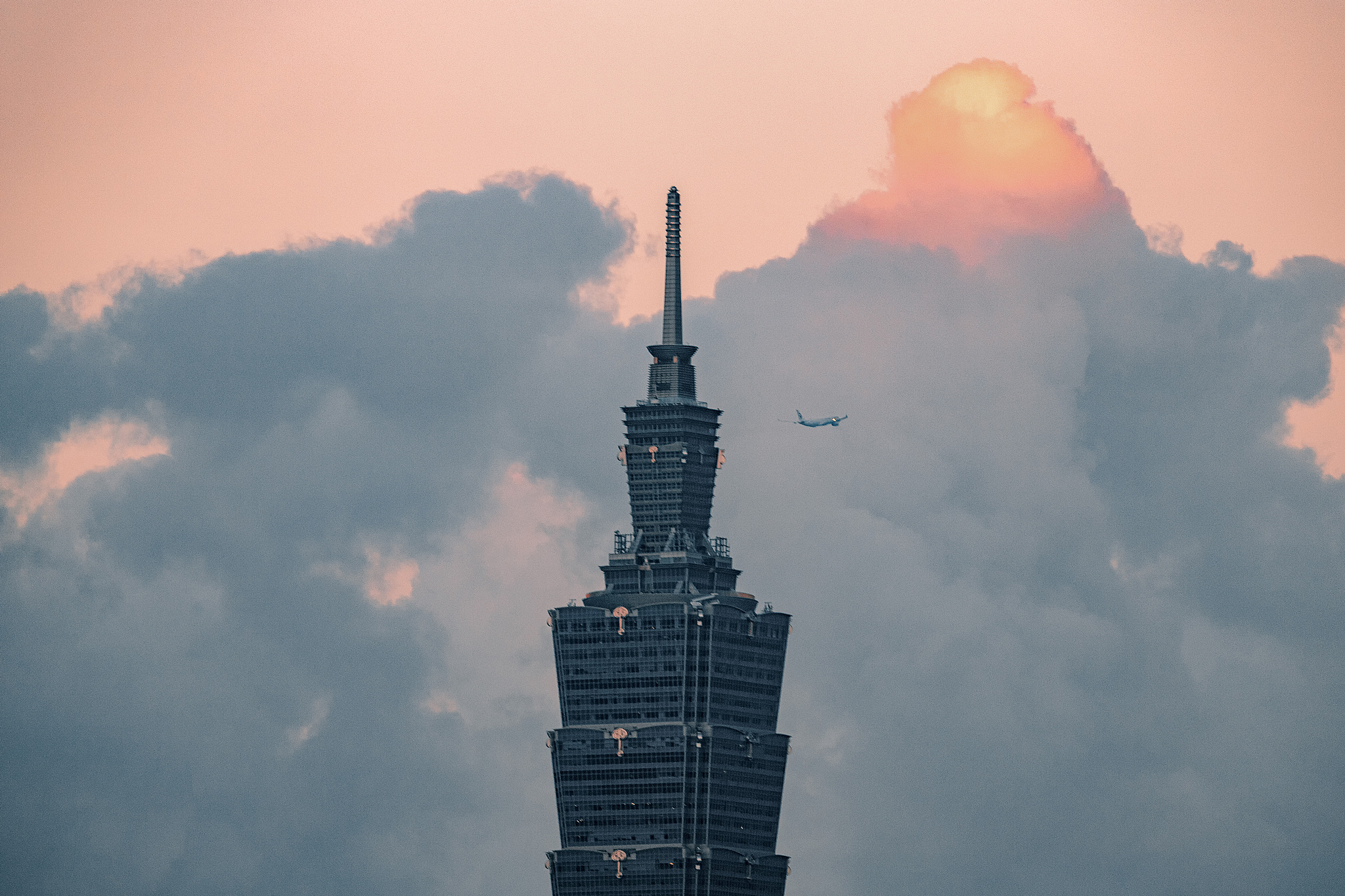 A China Eastern Airlines plane flies over Taipei 101 in Taipei, Taiwan region, China, October 17, 2019. /CFP