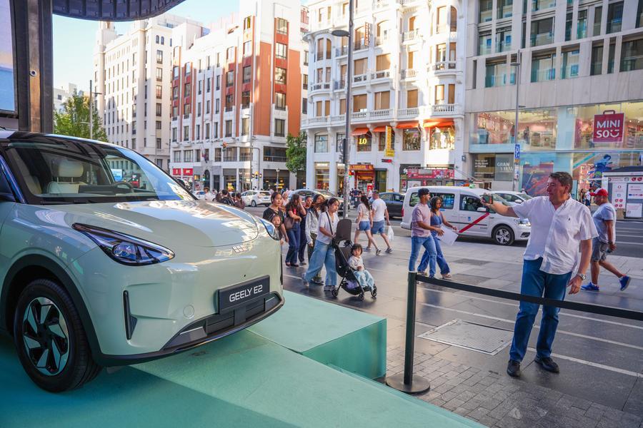 A man takes photos of a Chinese-made Geely E2 electric vehicle on Gran Vía in Madrid, Spain, September 9, 2026. /Xinhua
