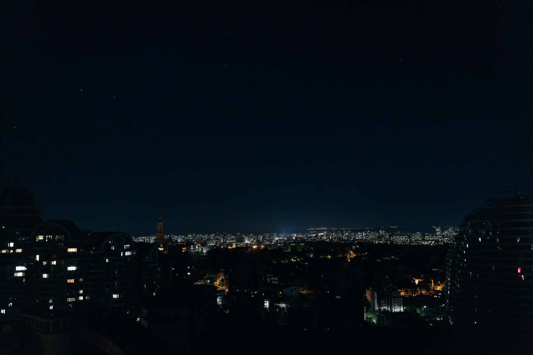 Many buildings and streets remain unlit as widespread power outages affect Kyiv, Ukraine, October 9, 2026. /VCG