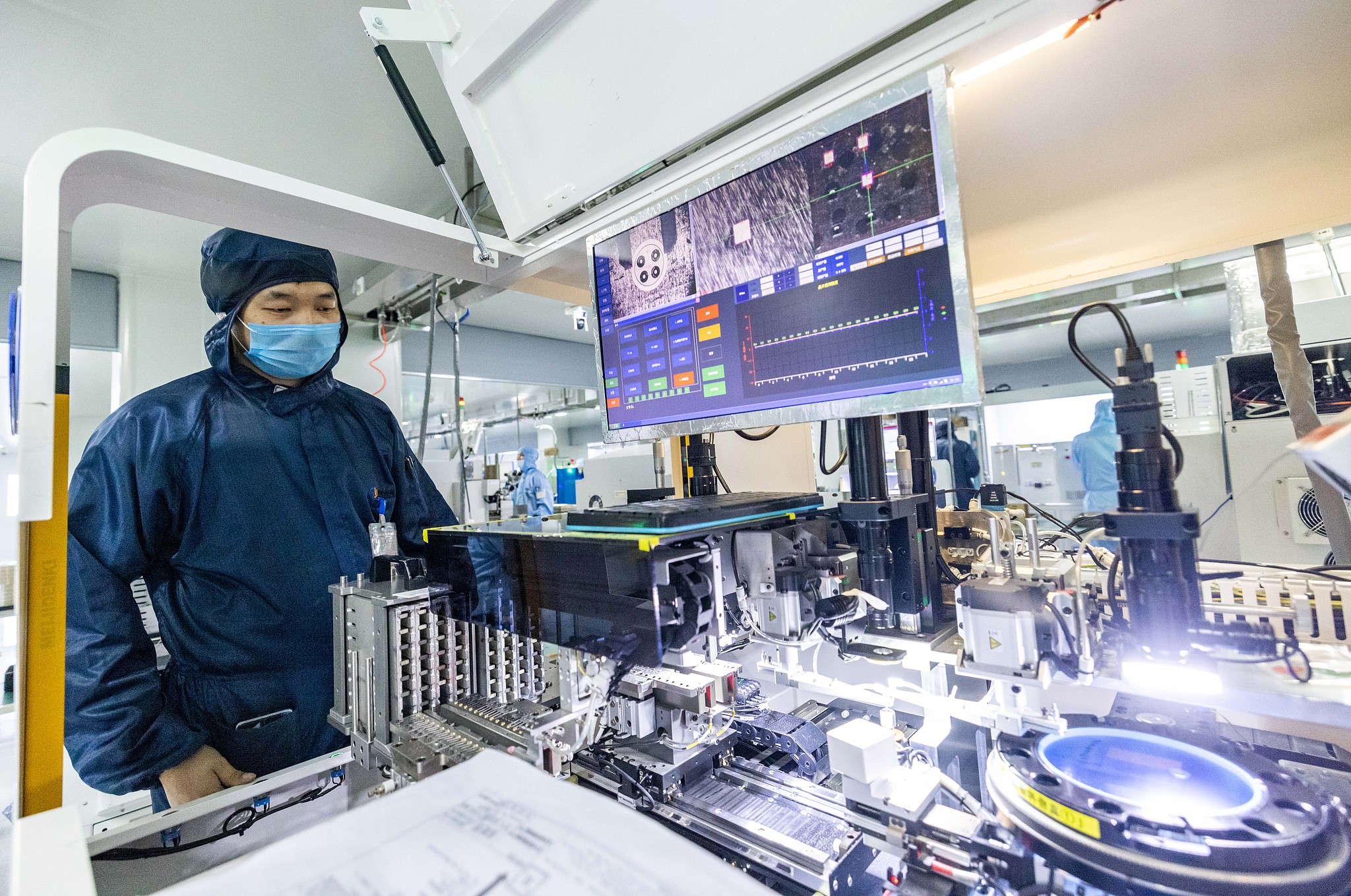 A worker producing optical components at the Siyou Optoelectronics Industrial Park, Ezhou, Hubei Province, China, August 20, 2026. /VCG