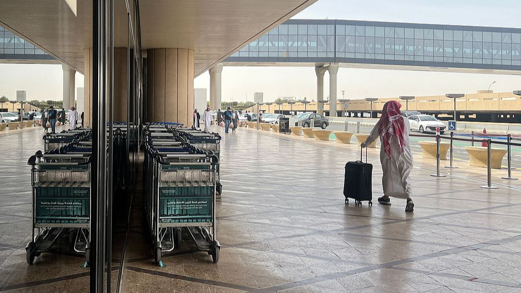 A file photo of a traveller rolling his suitcase at the departure terminal of King Khalid International Airport in Riyadh, Saudi Arabia, April 2, 2026. /VCG