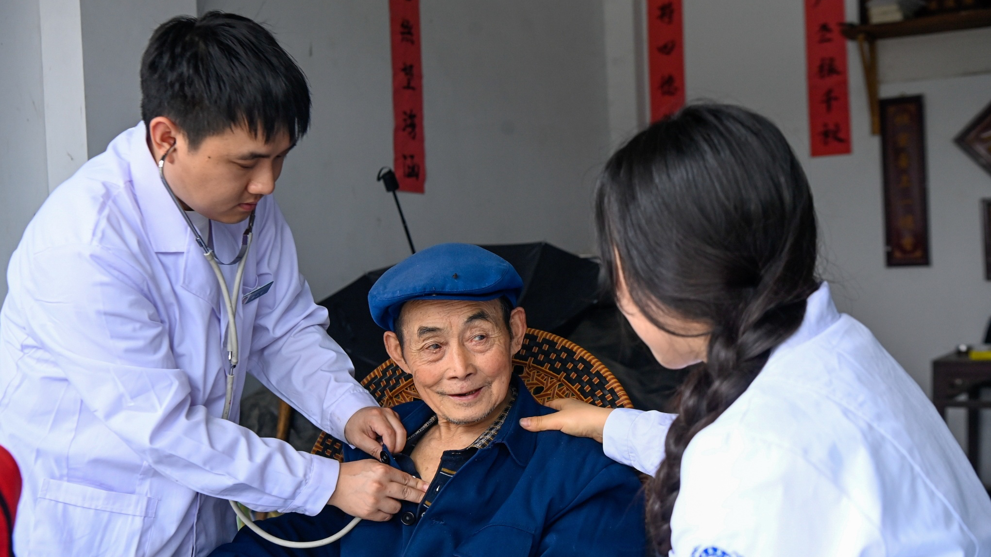 Family doctors perform a health check-up for an elderly villager at home in a village of Youyang County, southwest China's Chongqing, May 19, 2026. /IC Photo
