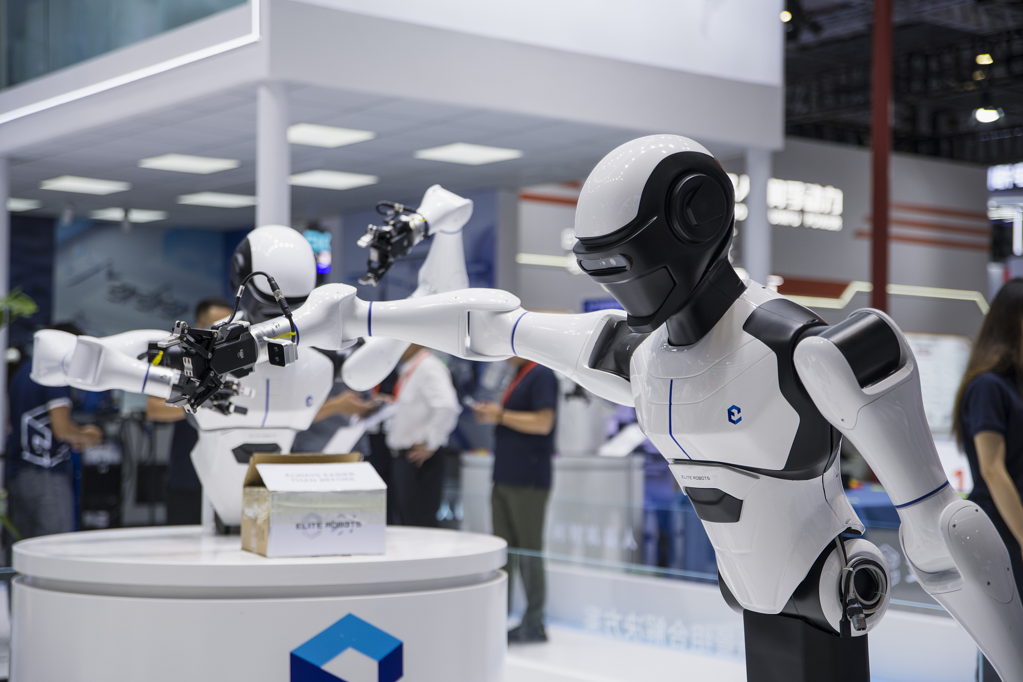Humanoid robots powered by embodied AI attract visitors at the 2026 China International Industry Fair in Shanghai, October 12, 2026. /VCG