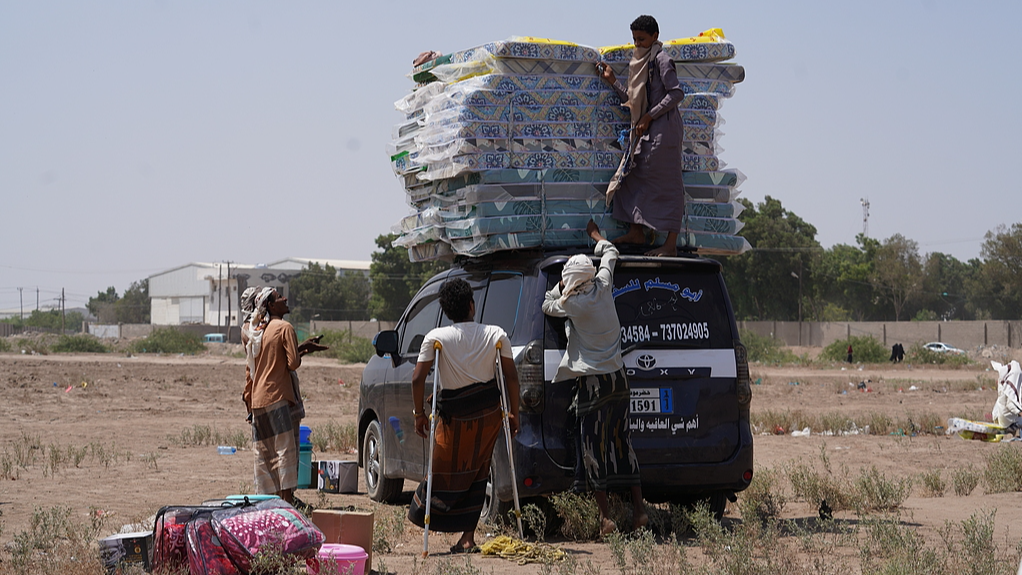 Displaced Yemeni families, who fled Houthi attacks on their villages in Taiz and the western coast region, receive food and shelter supplies provided by aid organizations in Aden, Yemen, October 12, 2026. /VCG