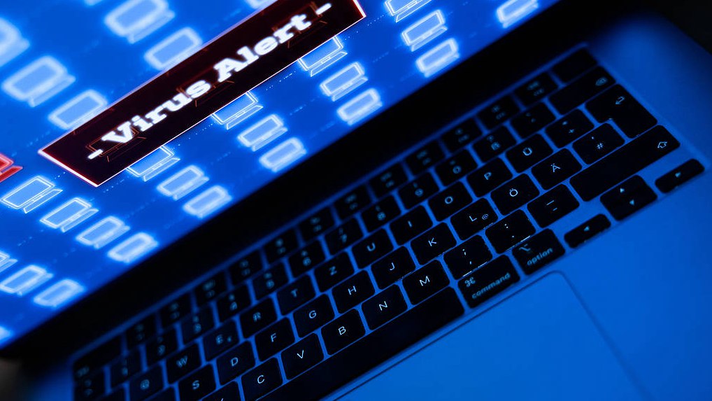 Virus alert information on a laptop screen. /VCG