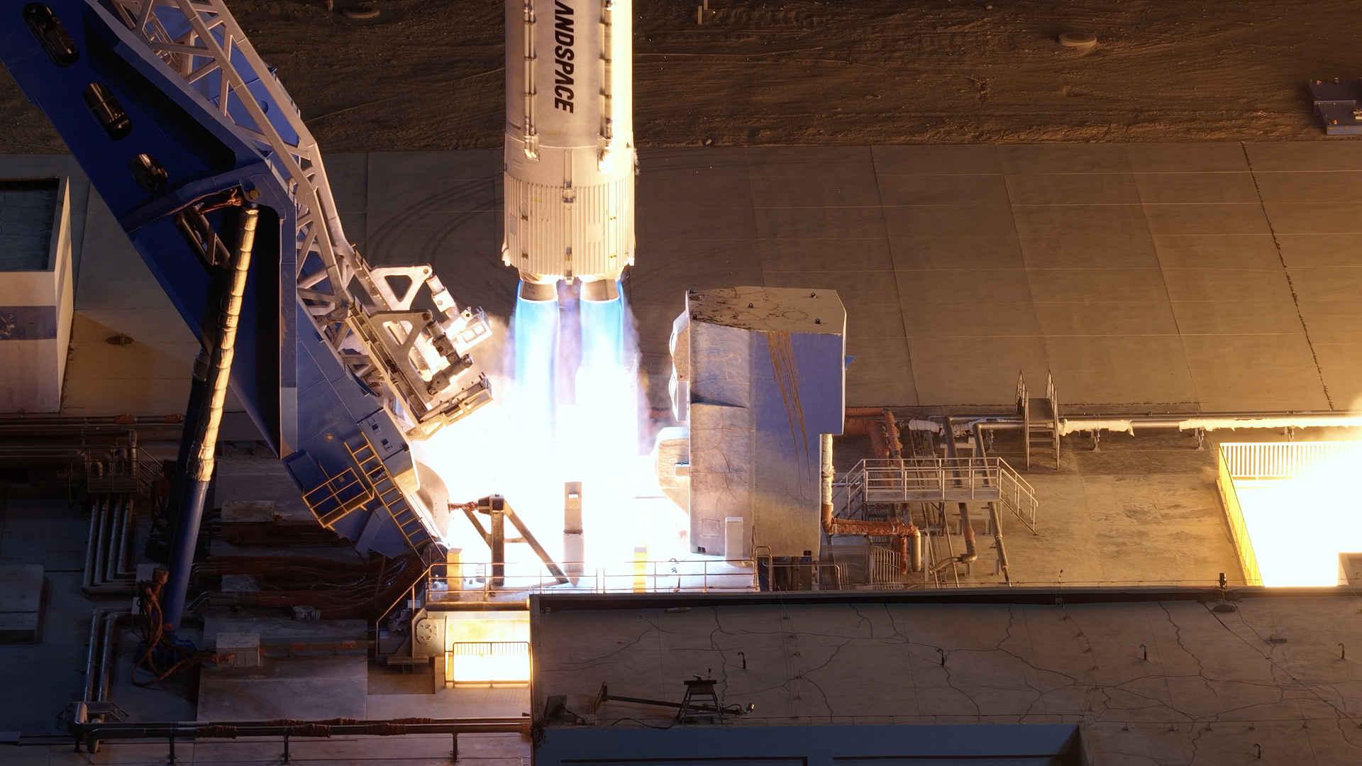 Developed by commercial space company LandSpace, the Zhuque-2E rocket lifts off from the Dongfeng Commercial Space Innovation Test Zone in northwest China on October 14, 2026. /LandSpace