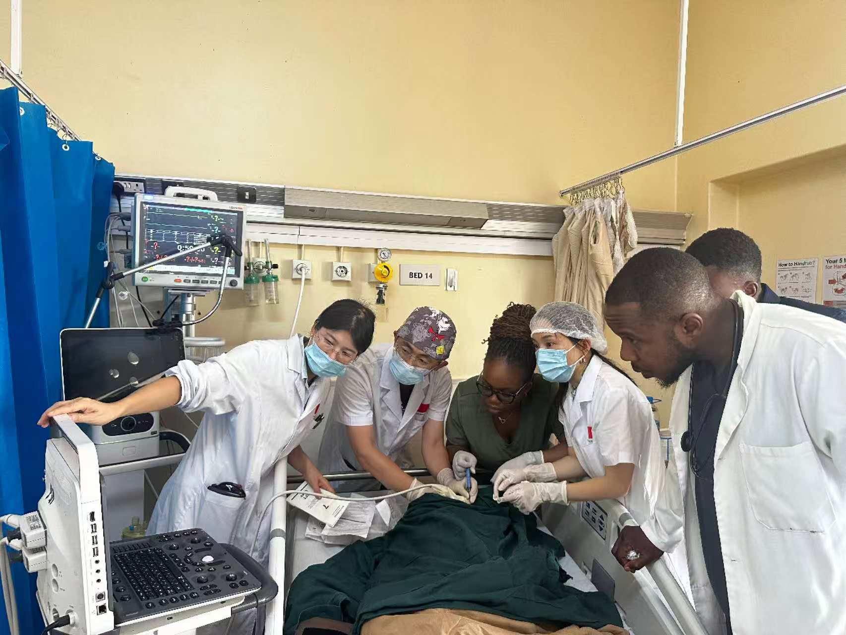 At Parirenyatwa Group of Hospitals, hands-on training led by Chinese specialists helps local doctors and nurses enhance their clinical skills in critical care and emergency nursing. 