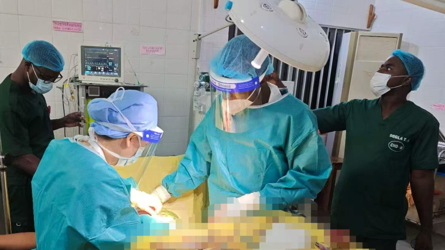 The 28th China (Ningxia) Medical Team to Benin performed a high-risk cesarean section at Lokossa Central Hospital in Mono, saving an HIV-positive pregnant woman with a severe fetal cranial malformation, August 8, 2026. 