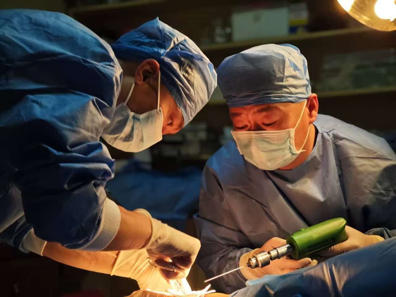 Doctors from the 22nd Chinese Medical Team perform surgery at Parirenyatwa Hospital, the largest public hospital in Harare, capital of Zimbabwe. 