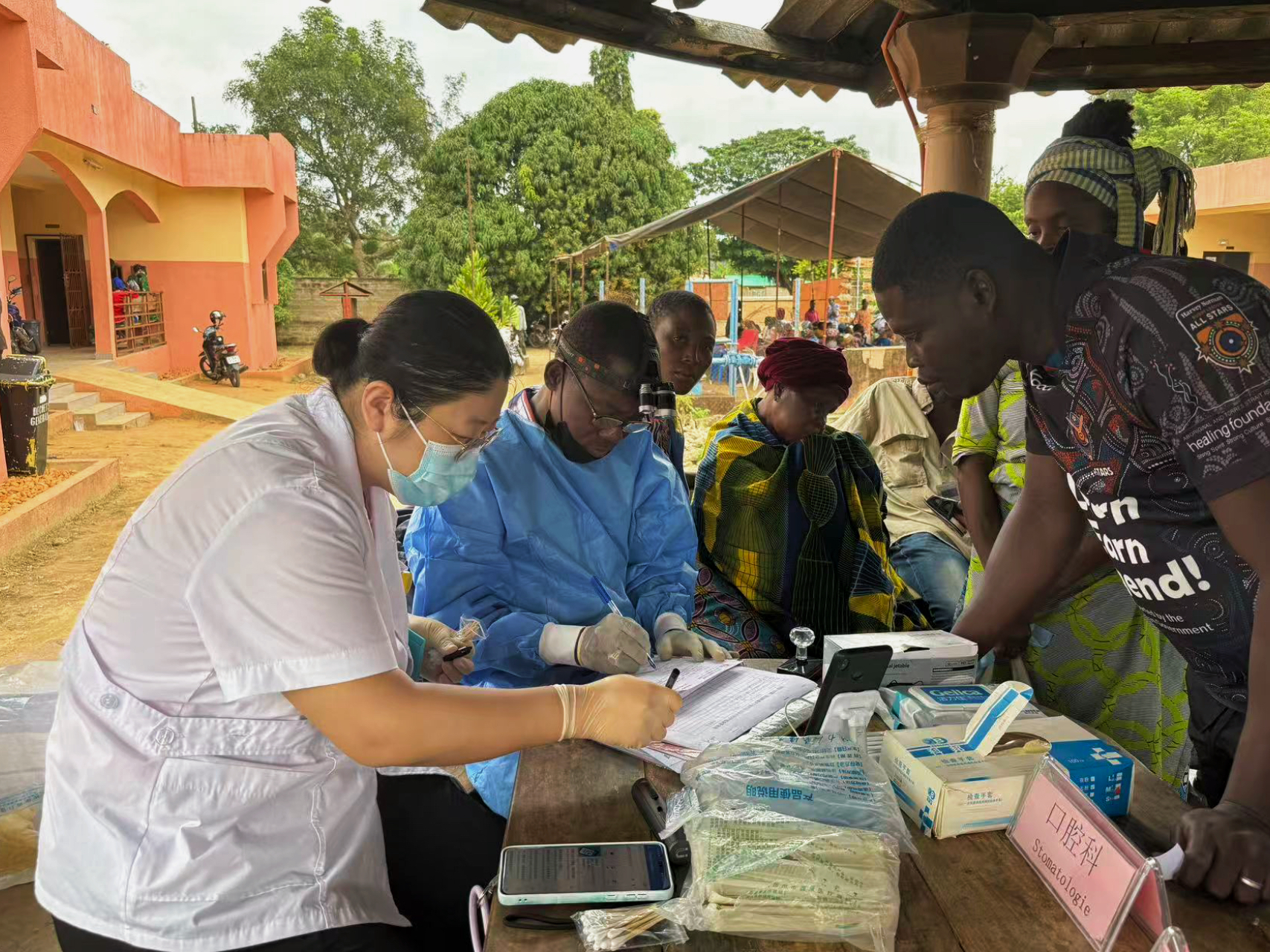 A Chinese medical team provides free health consultations in Mono-Couffo region in southwestern Benin. Covering departments including TCM, obstetrics and gynecology, ophthalmology and pediatrics, the outreach offered diagnosis and treatment for common and chronic ailments among local residents. 