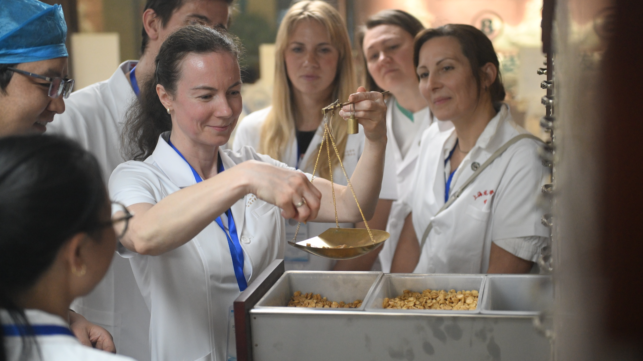 Traditional Chinese medicine (TCM) trainees from the Czech Republic, Slovakia and other countries practice dispensing Chinese herbal medicine at the Affiliated Hospital of Gansu University of Chinese Medicine in Lanzhou, Gansu Province, May 14, 2026. /VCG
