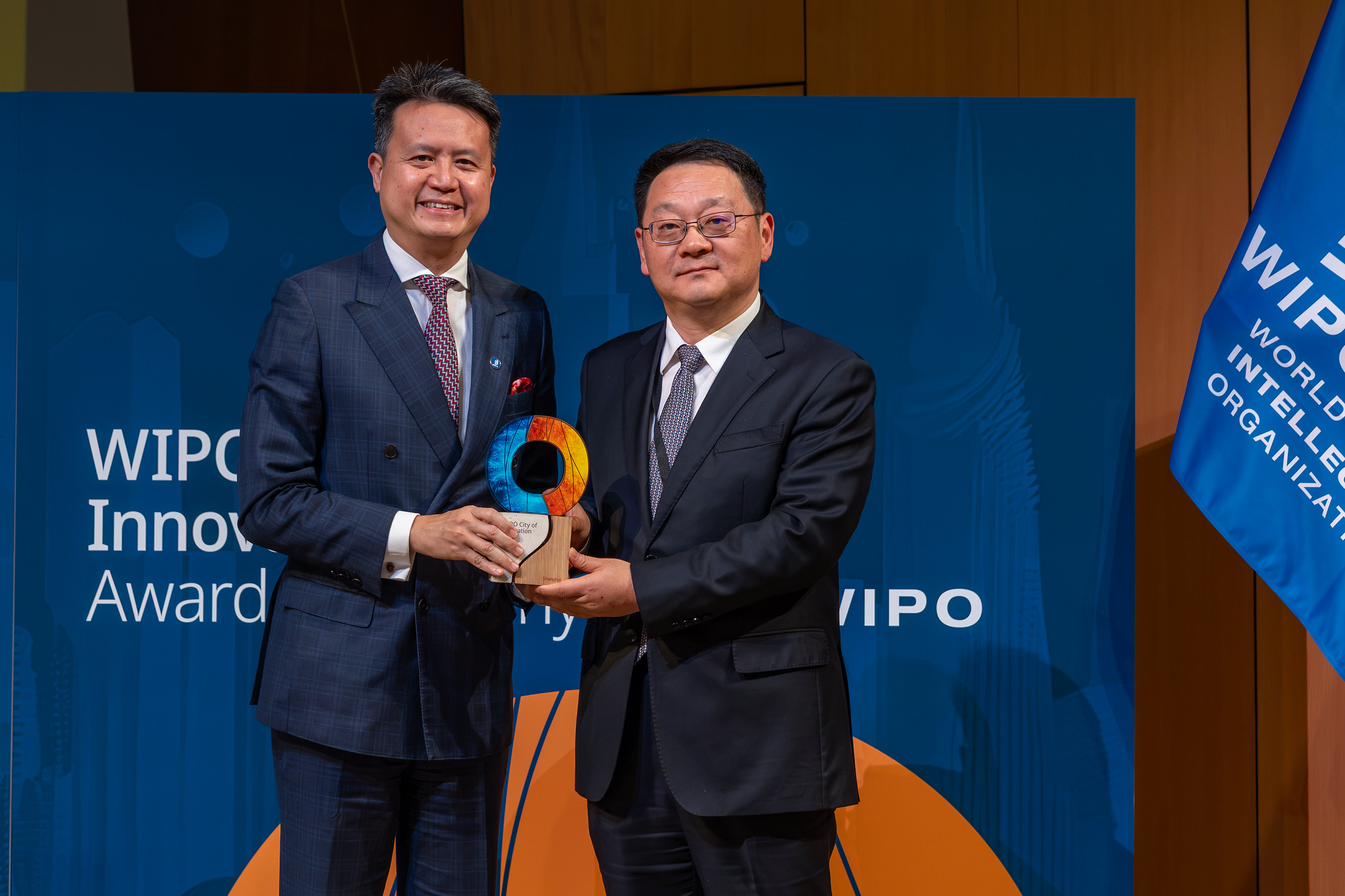 WIPO Director General Daren Tang presents the 2026 WIPO City of Innovation award to Shanghai, accepted by Zhou Yaming, Deputy Secretary General of the Shanghai Municipal People's Government, at WIPO headquarters in Geneva on October 12, 2026. /WIPO