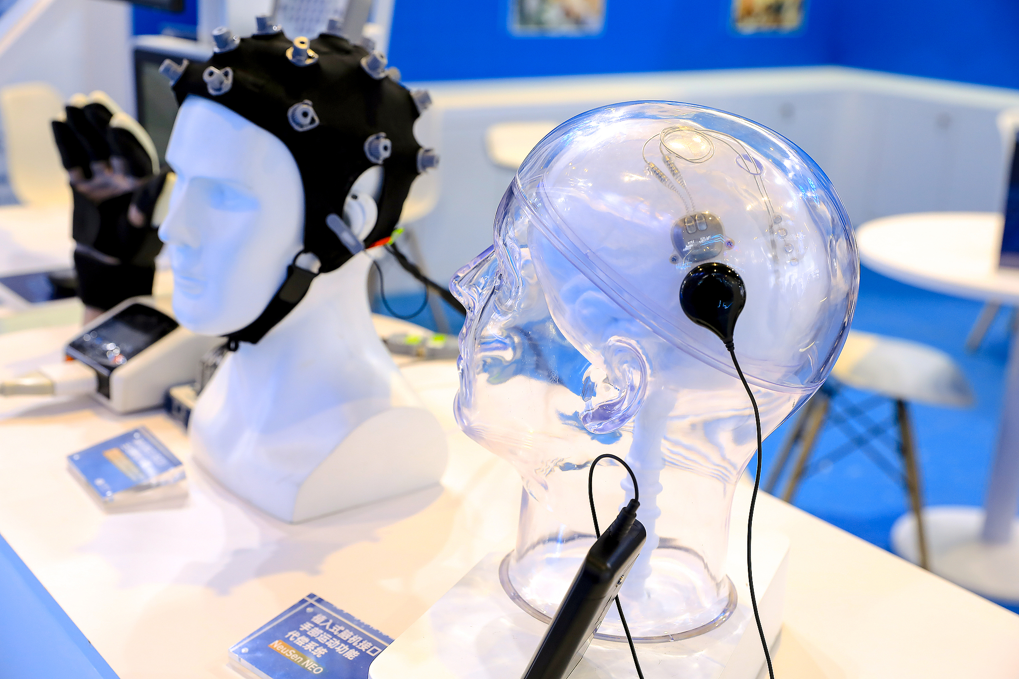 Implantable brain-computer interfaces and other exhibits from a Shanghai-based high-tech company at the 93rd China International Medical Equipment Fair in April 2026. /VCG