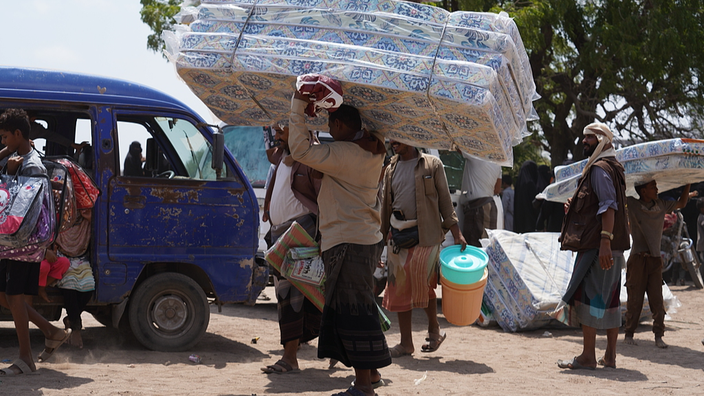 Displaced Yemeni families receive food and shelter supplies provided by aid organizations in Aden, Yemen, October 12, 2026. /VCG