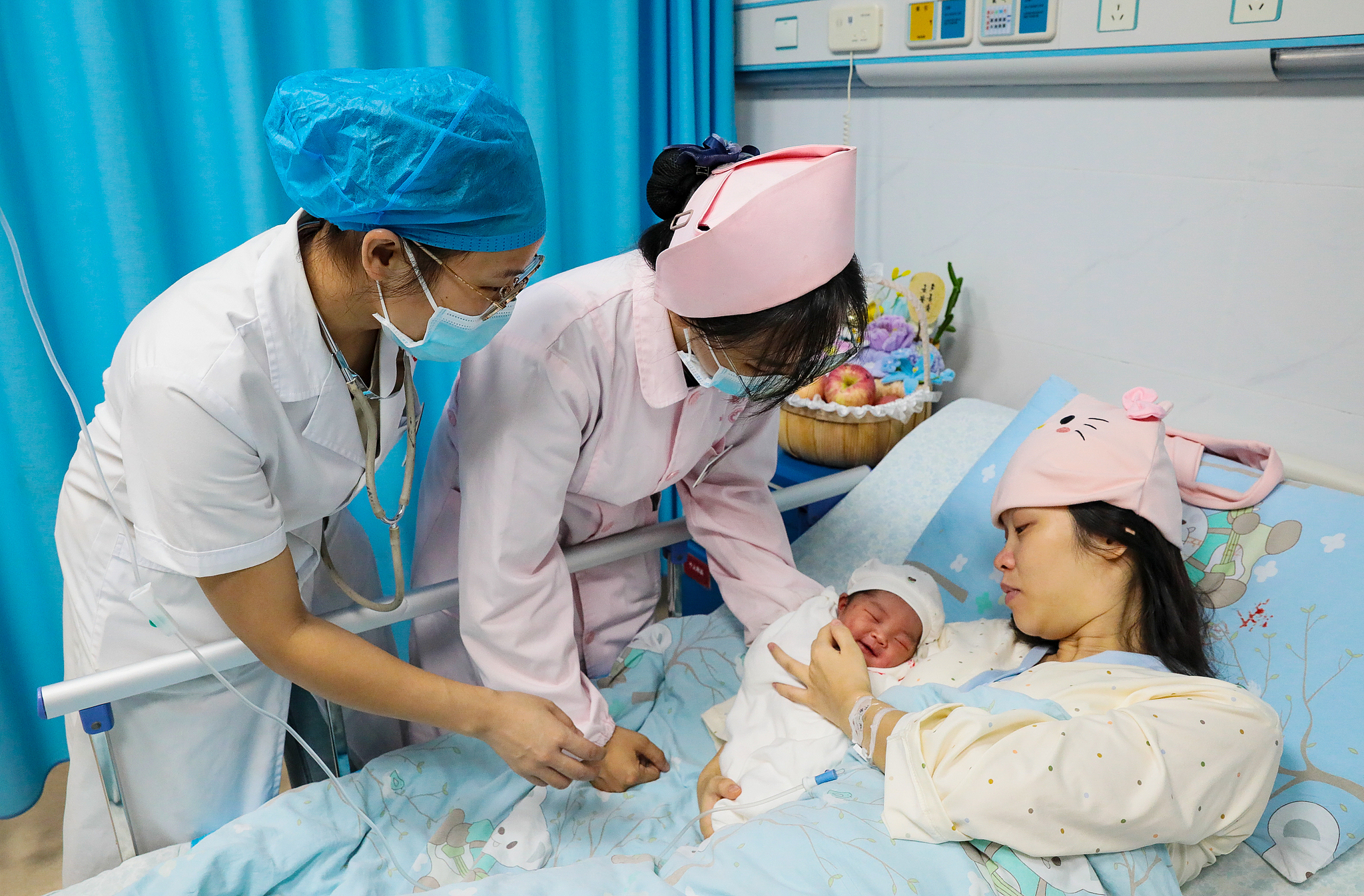 Medical staff guides a mother and her baby in parent-child contact at a hospital in Yongzhou, central China's Hunan Province, October 1, 2026. /VCG