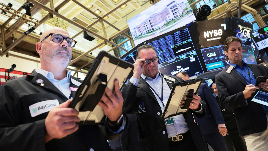 Traders work on the floor of the New York Stock Exchange, New York, US, October 14, 2026. /VCG