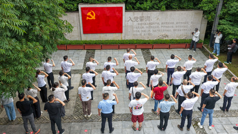 Party members renew the oath of joining the Communist Party of China in Wenzhou City, east China's Zhejiang Province, June 30, 2026. /VCG