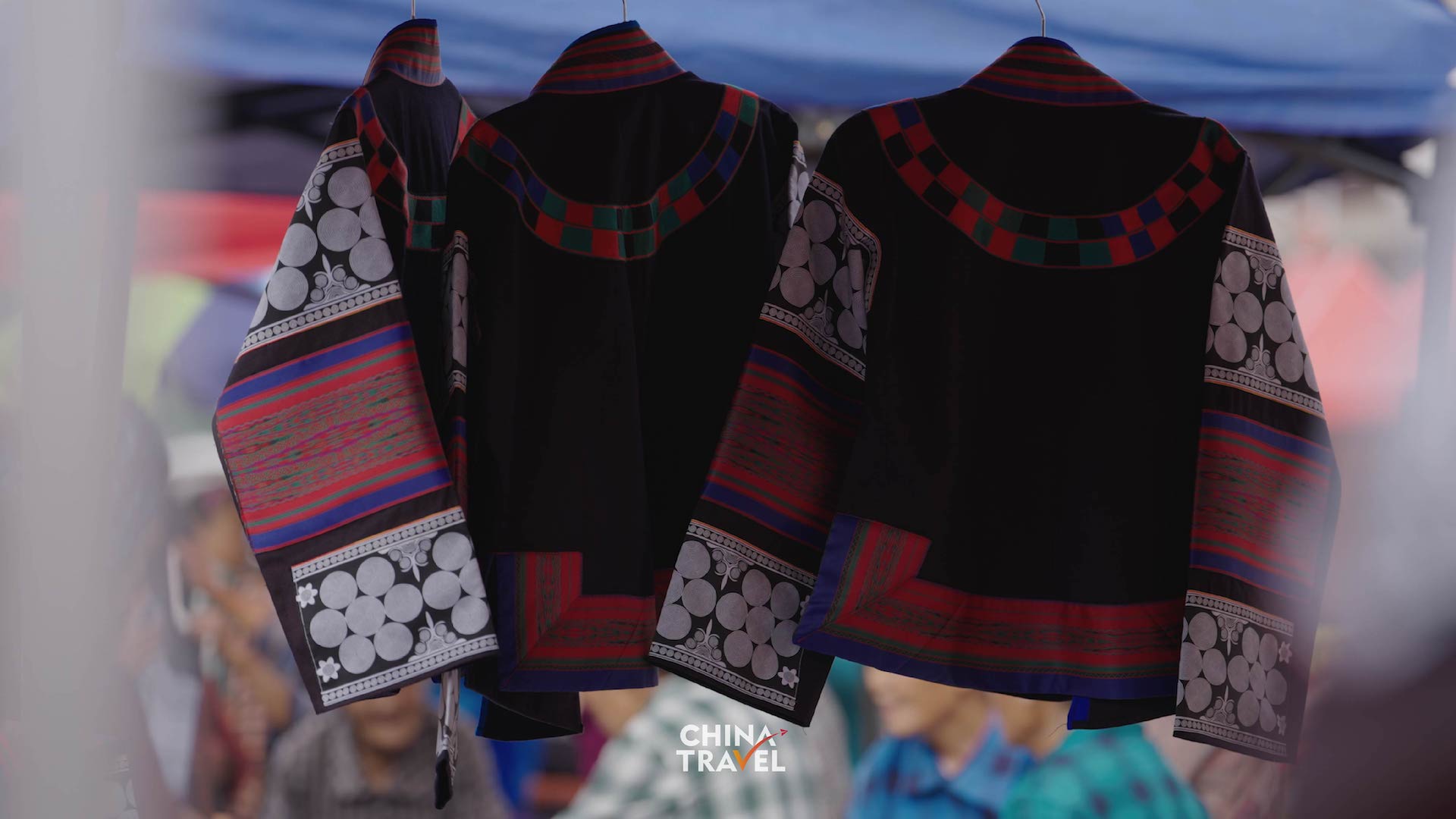 A view of the traditional Bouyei costumes. /CGTN