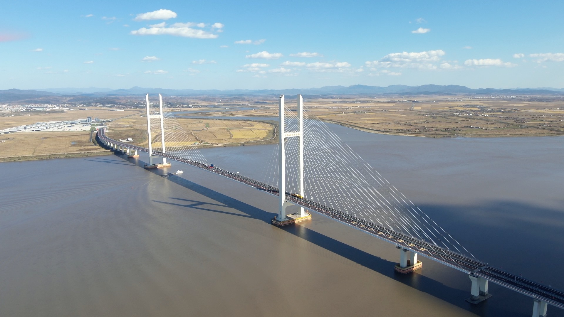 The four-lane border crossing will work alongside the old Sino-DPRK Friendship Bridge in Dandong. /CGTN