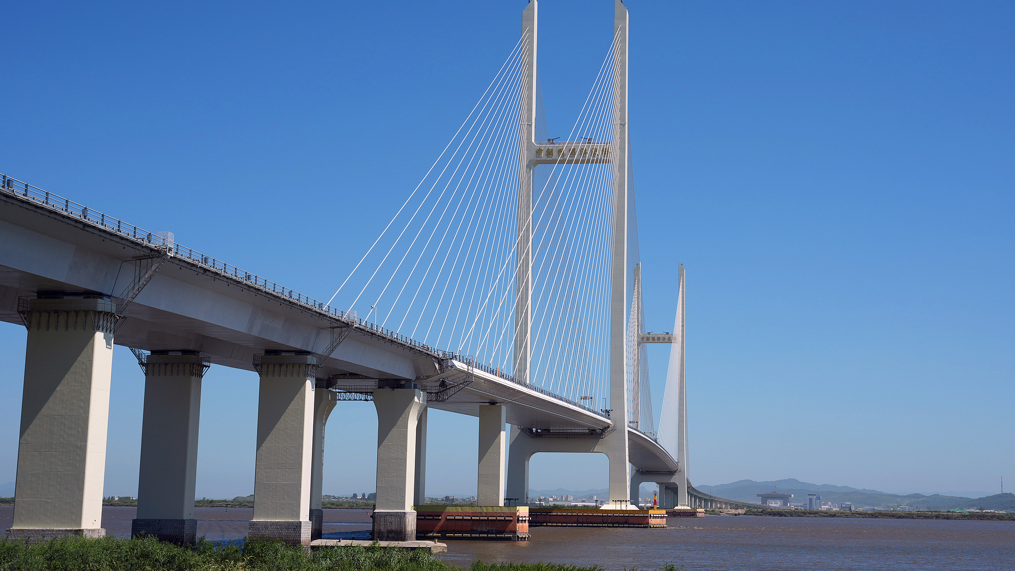 A view of the New Yalu River Bridge connecting China and the DPRK in Dandong City, Liaoning Province, northeast China. /VCG