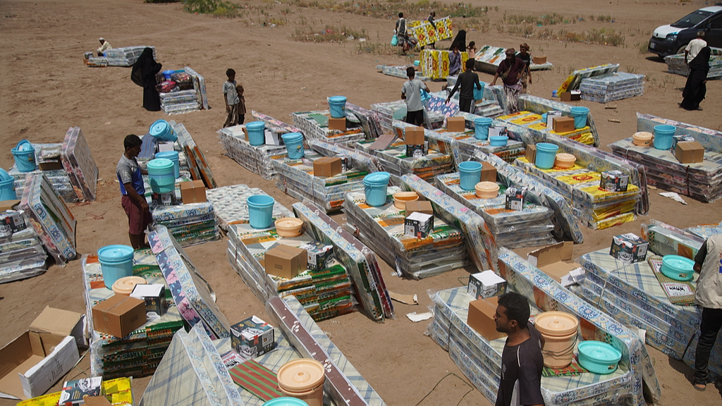 Displaced Yemeni families receive food and shelter supplies provided by aid organizations in Aden, Yemen, October 12, 2026. /VCG