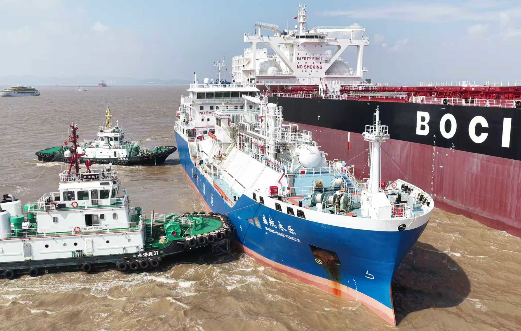 Dedicated ammonia bunkering vessel Shenghang Yongle (center) which transferred fuel to the Mineral Europa (right) on October 13, 2026, at Zhoushan, China's Zhejiang Province. /VCG
