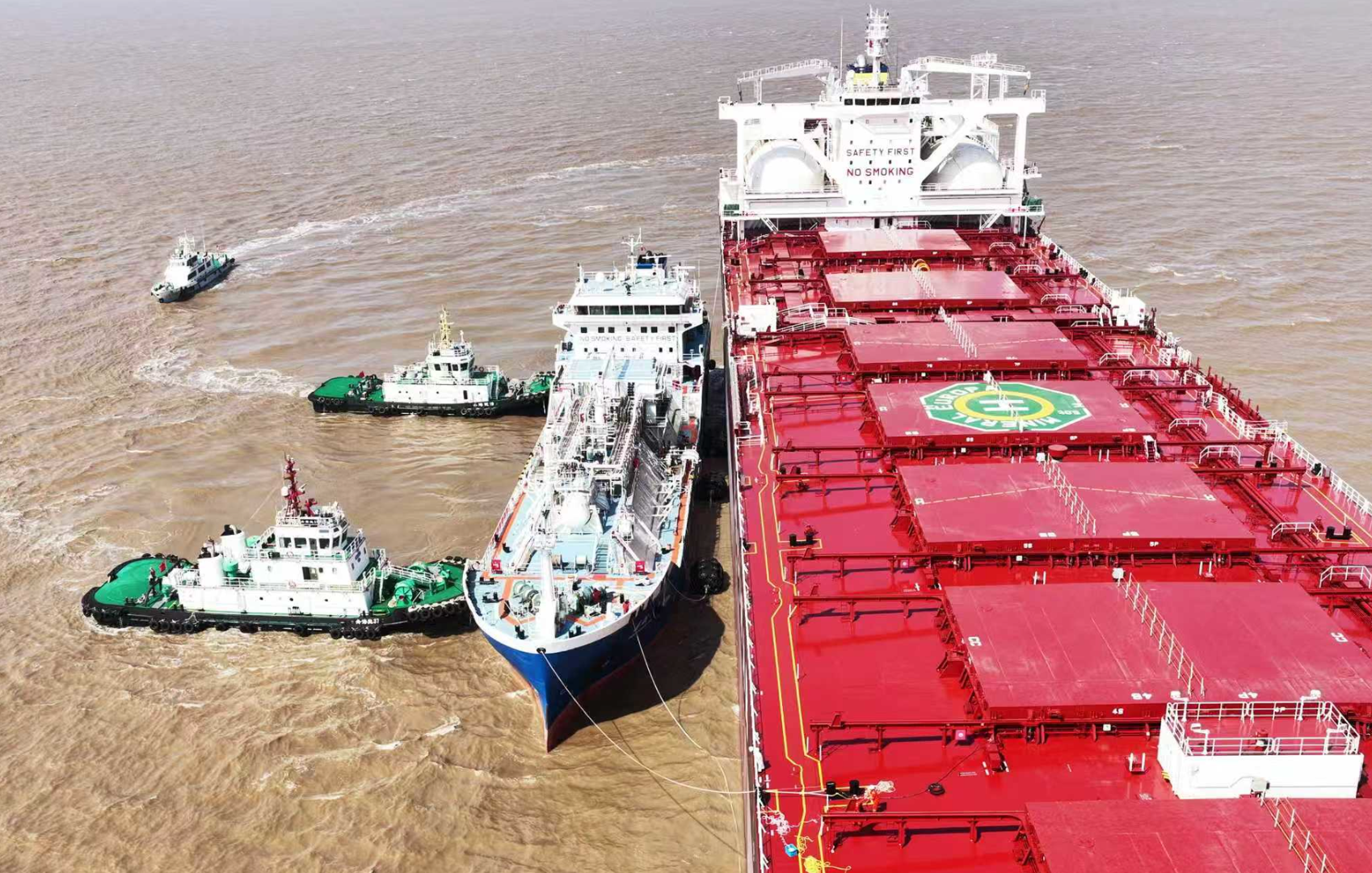 One-thousand tonnes of green ammonia was transferred to ammonia-powered vessel Mineral Europa (right) on October 13, 2026, at Zhoushan, China's Zhejiang Province. /VCG