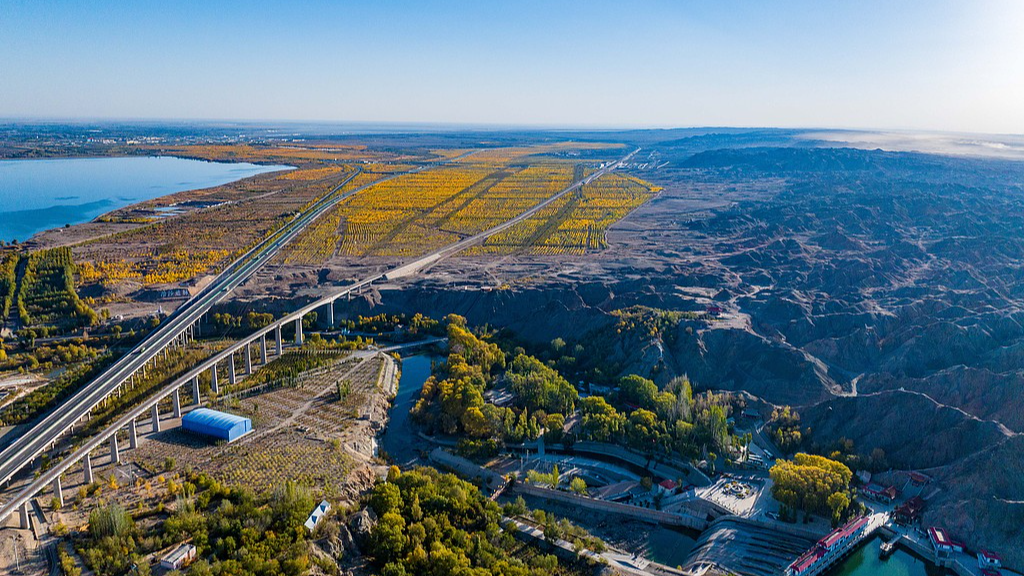 An aerial view of Yuanyangchi Reservoir in Jiuquan, northwest China's Gansu Province, October 14, 2026. /VCG