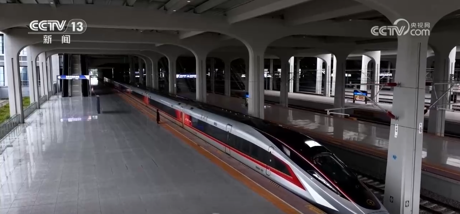 The Fuxing CR450 high-speed train, China, October 20, 2025. /China Media Group
