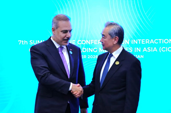 Chinese Foreign Minister Wang Yi (R) shakes hands with Turkish Foreign Minister Hakan Fidan in Baku, capital of Azerbaijan, October 15, 2026. /Chinese Foreign Ministry