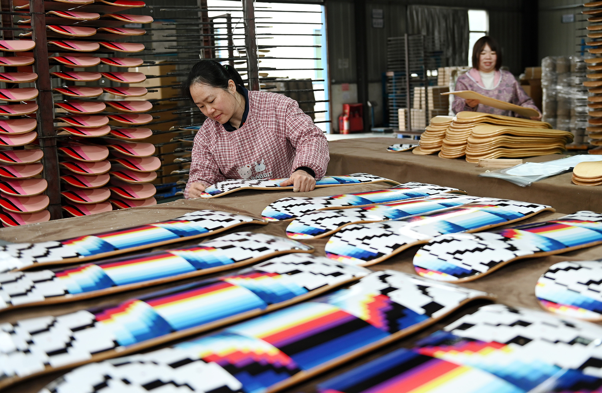A worker manufactures bamboo skateboards at Yuanjiatuan Industrial Park in Suining County, Shaoyang, central China's Hunan Province, February 17, 2025. /VCG