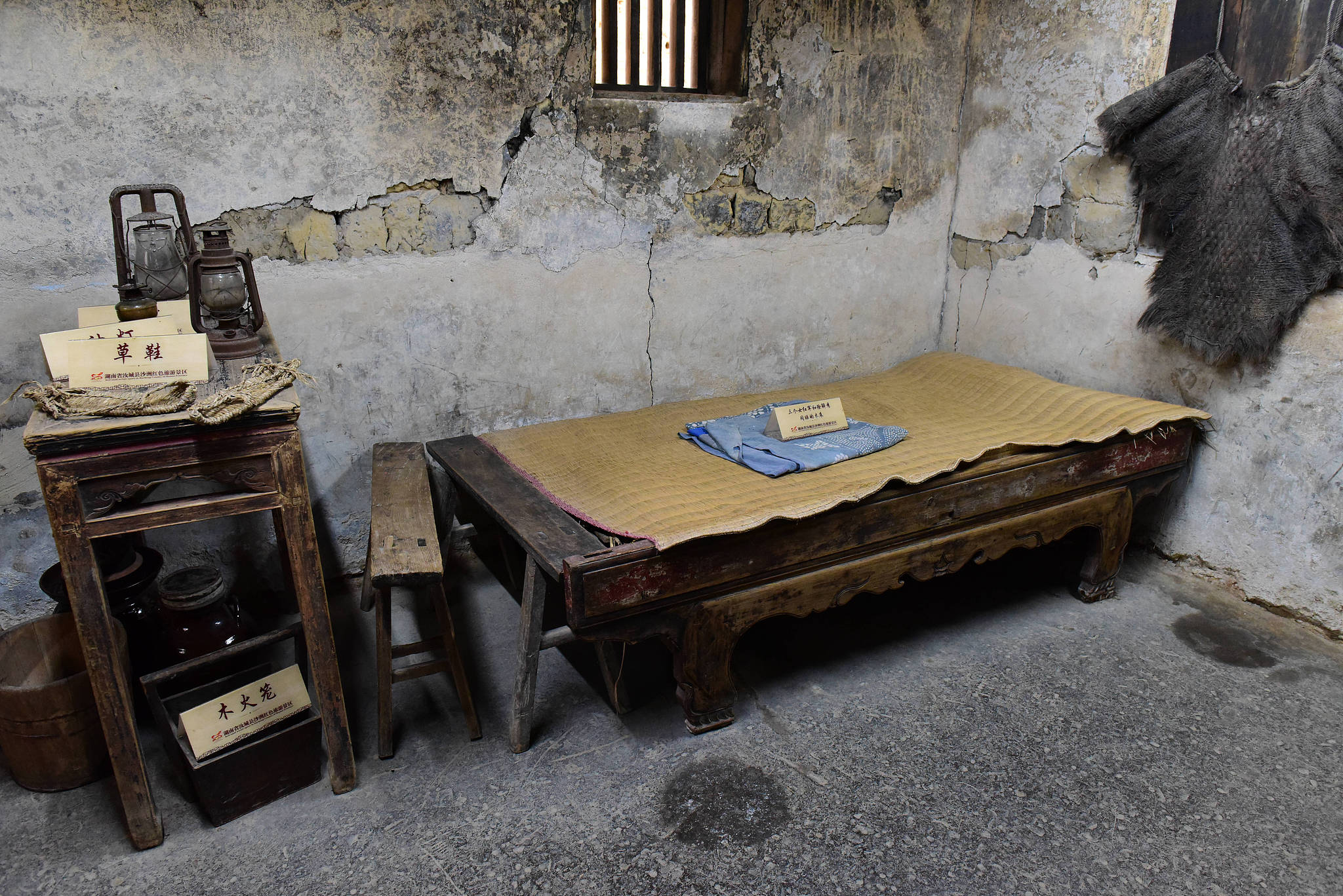The wooden bed that local villager Xu Jiexiu shared with three female Red Army soldiers during the Long March, in Chenzhou, Hunan Province, central China, August 28, 2021. /CFP