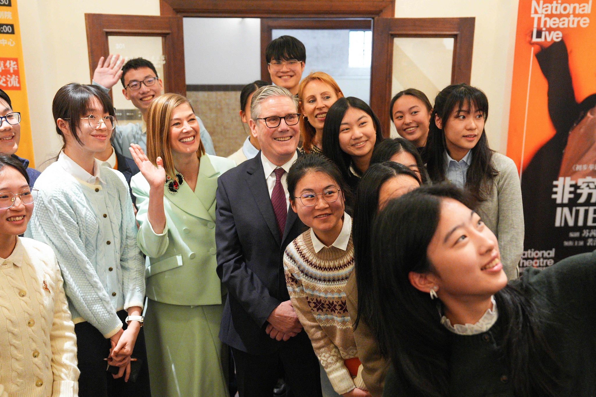 Then British Prime Minister Keir Starmer and British actor-producer Rosamund Pike pose for a selfie with Chinese students at the Design Innovation Institute Shanghai, in Shanghai, east China, January 31, 2026. /CFP
