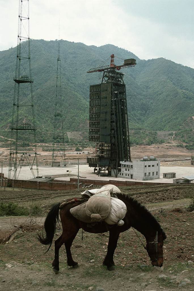Local villagers' livestock graze near the Xichang Satellite Launch Center in Liangshan, Sichuan Province on April 23, 1989. /VCG