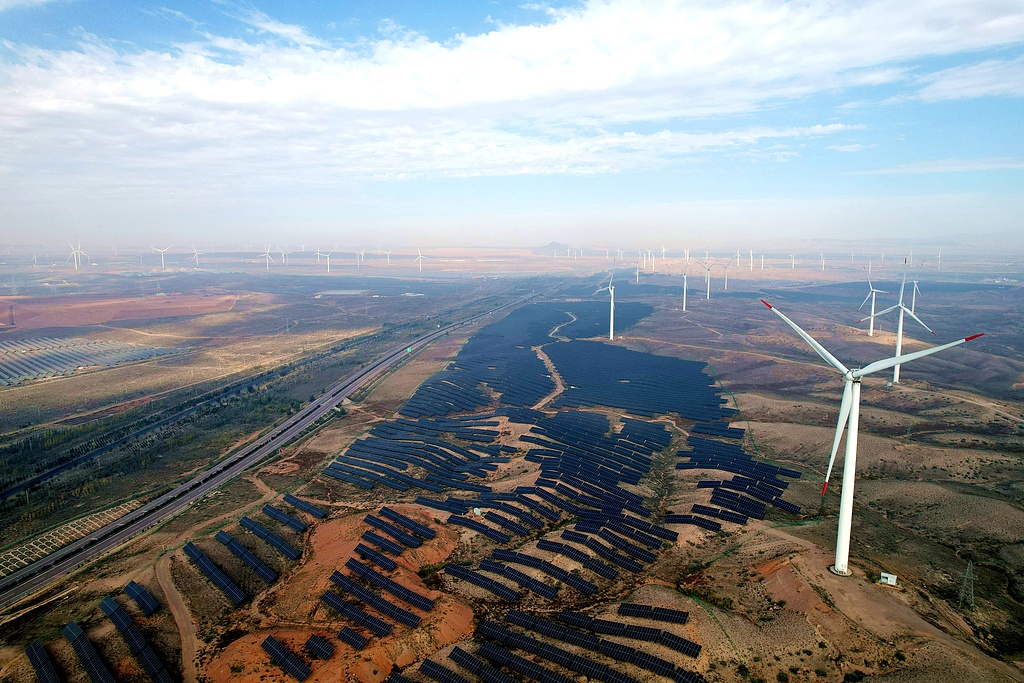 Wind and solar power facilities in Tongxin, Ningxia Hui Autonomous Region,China, Oct 14, 2026. /VCG
