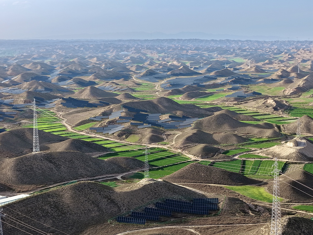 Solar panels at a 100-megawatt photovoltaic project supporting a hydrogen energy industrial park in Gaolan County, Lanzhou, northwest China's Gansu Province, June 8, 2026. /VCG