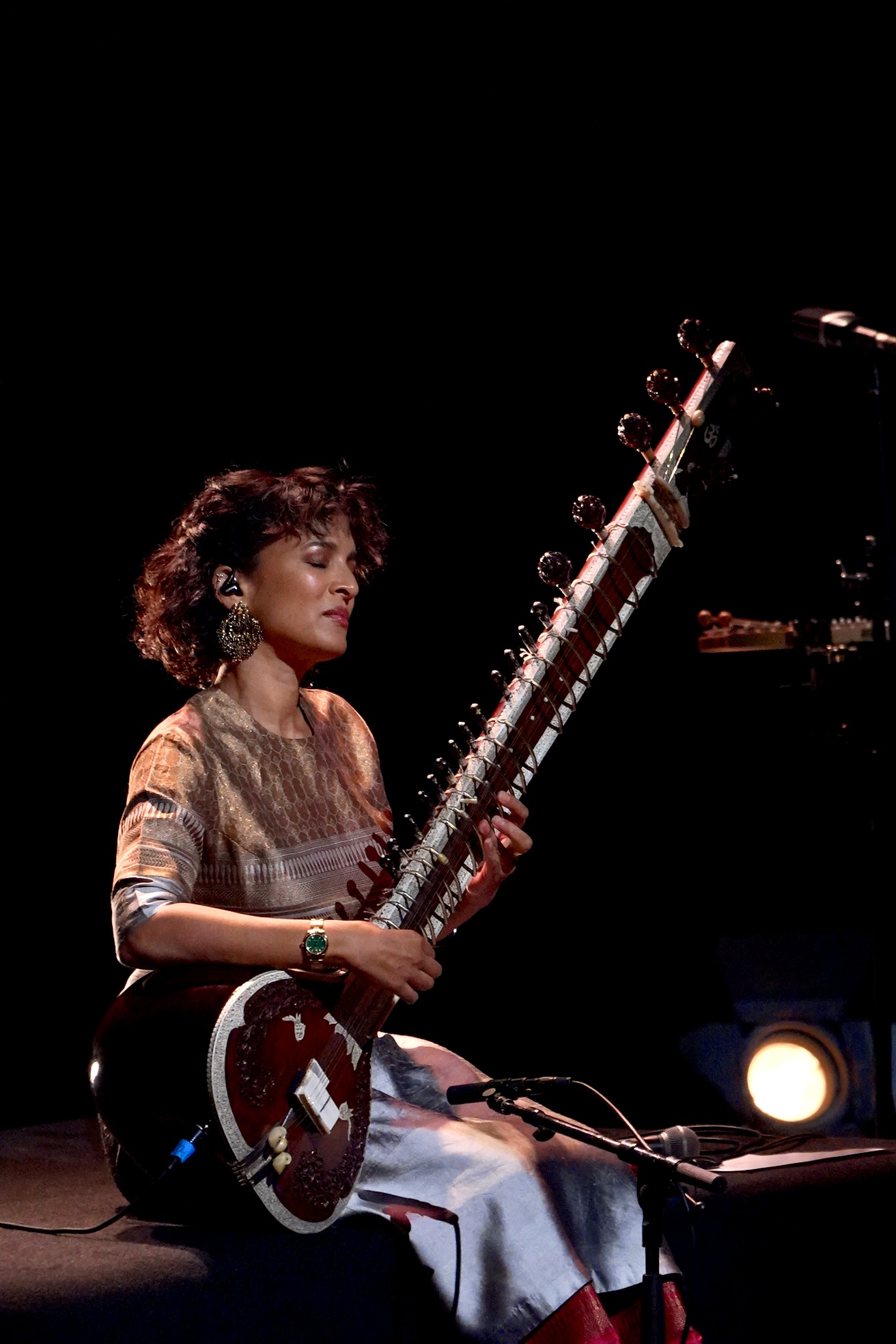 Sitar virtuoso Anoushka Shankar, a multiple-time Grammy nominee, performs in Beijing on October 14, kicking off her China tour./Photo provided to CGTN