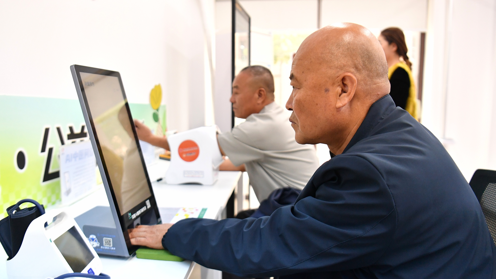 An elderly resident experiences a smart health check-up device in Bayu Community, Xiongan New Area, north China's Hebei Province, October 16, 2026. /VCG