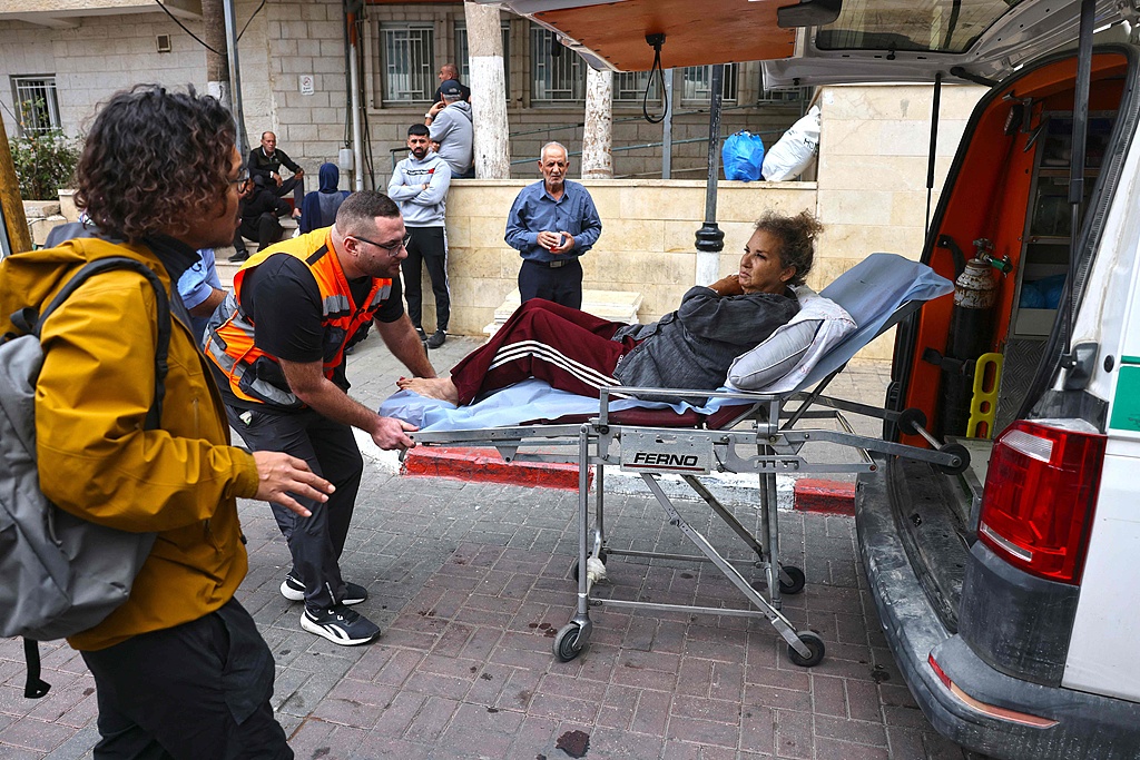 American photojournalist Heidi Levine is transferred on a stretcher into a Palestinian ambulance after being attacked by Israeli settlers while photographing Palestinian farmers harvesting olives in the Palestinian village of Abu Falah, West Bank, October 16, 2026. /VCG