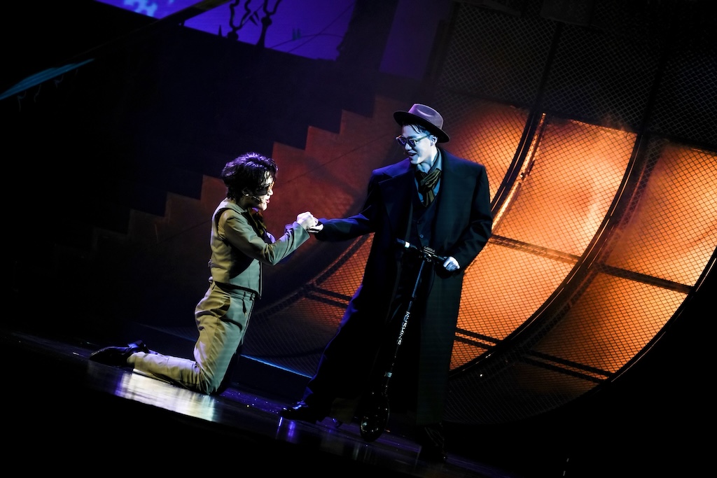 A stage photo of Jin Shengquan (R) as Edward Rochester, and Hua Yingjie (L) as Pilot. /Original Chinese Musical Jane Eyre