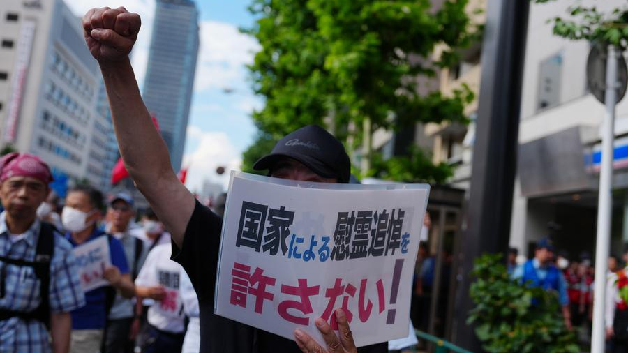 File photo of protesters taking part in a rally on the 80th anniversary of Japan's unconditional surrender in World War II in Tokyo, Japan, August 15, 2025. /Xinhua
