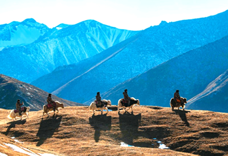 Guzailinuer Abula and her teamates on a border patrol. /Tianshannet