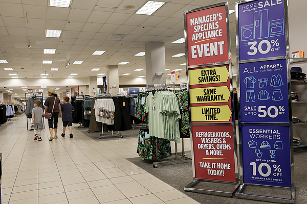 Consumers shop at a department store in Miami, Florida, US, October 14, 2026. /VCG